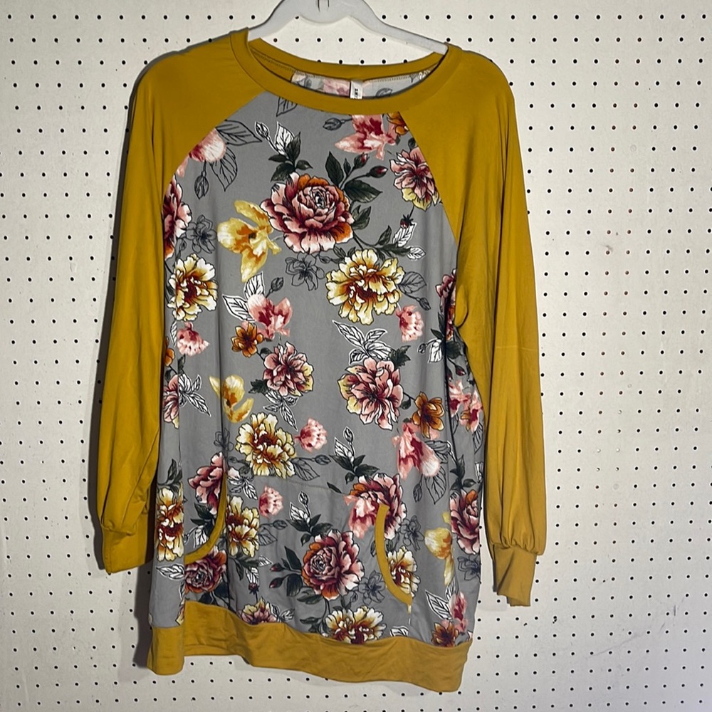 NWOT Floral Top